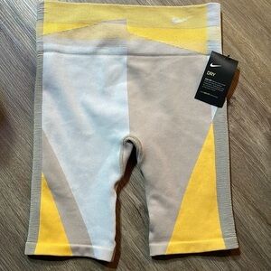 NWT Nike sculpt tight fit biker shorts size - L